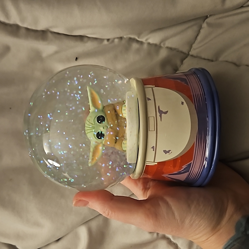 Star wars baby Yoda snow globe